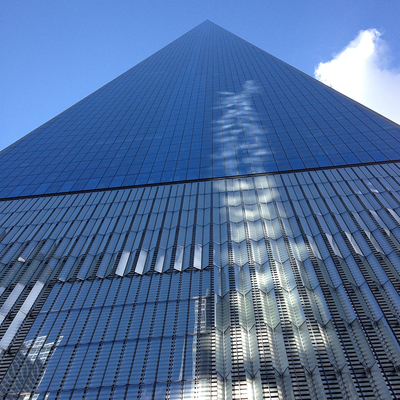 ผนังผ้าม่านกระจกกระจกสองชั้น พร้อมฝาผิวขาวและแรงกดลม 2.5kpa